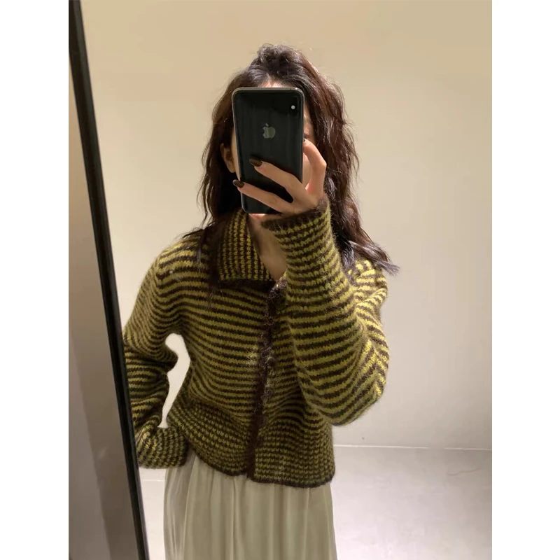 复古v字翻领条纹毛衣女秋冬新款时尚百搭休闲高级上衣