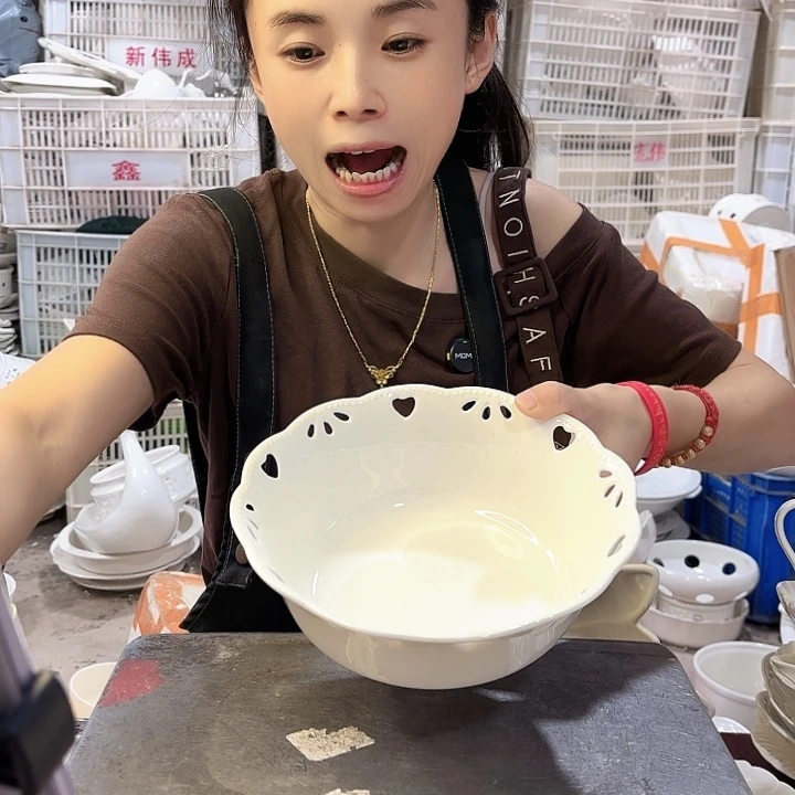 盘微瑕产品介意勿拍……爱心镂空沙拉碗一个