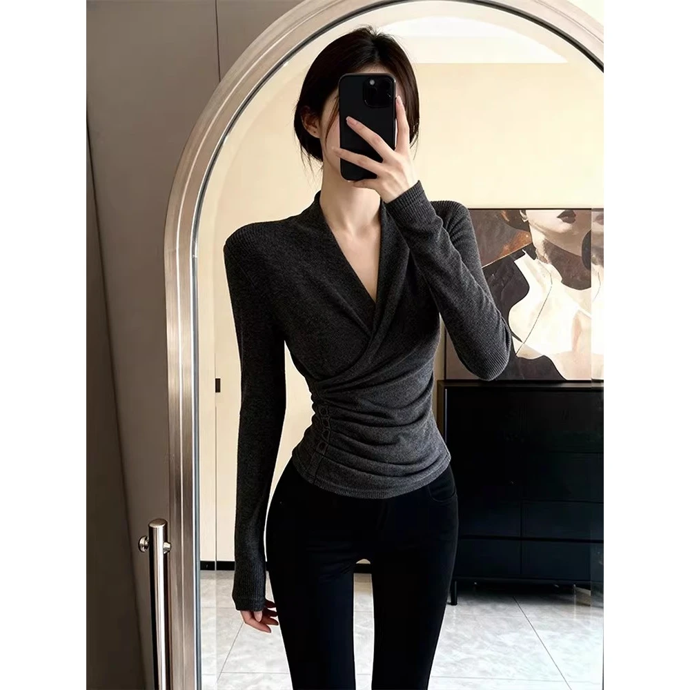2026年冬无彩色美学灰色V领上衣新实用主义韩系chic辣妹气质小衫