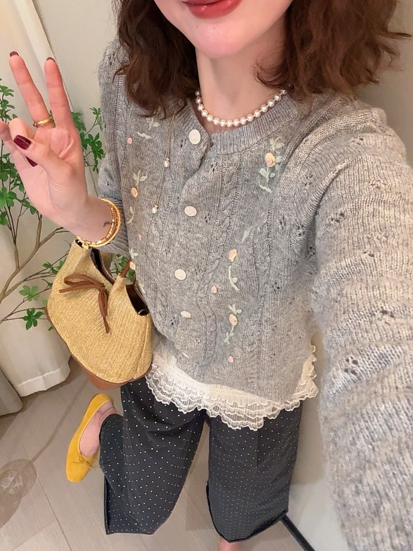 老赵服饰 立体刺绣鲜花针织毛衣开衫 21AU3196