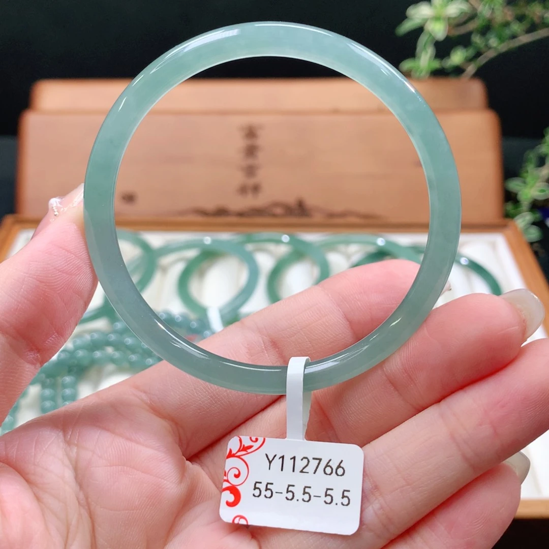 翡翠手镯未镶嵌天然