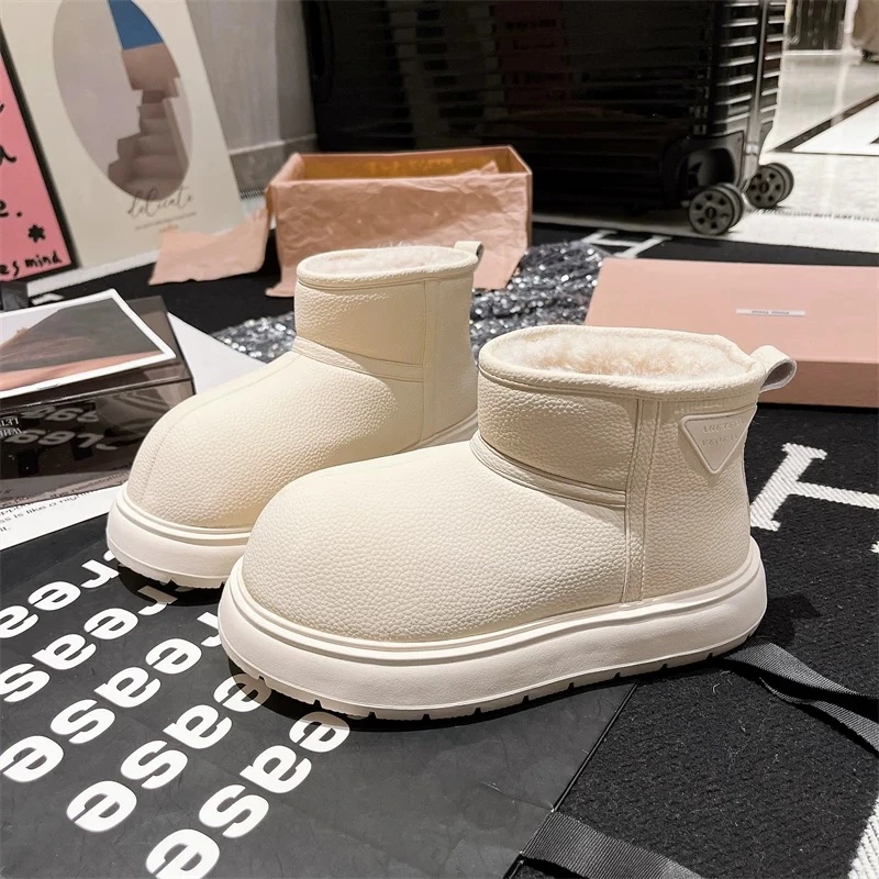 2024新款亮面皮面防水卡皮巴拉雪地靴女士鞋子冬季短靴加绒