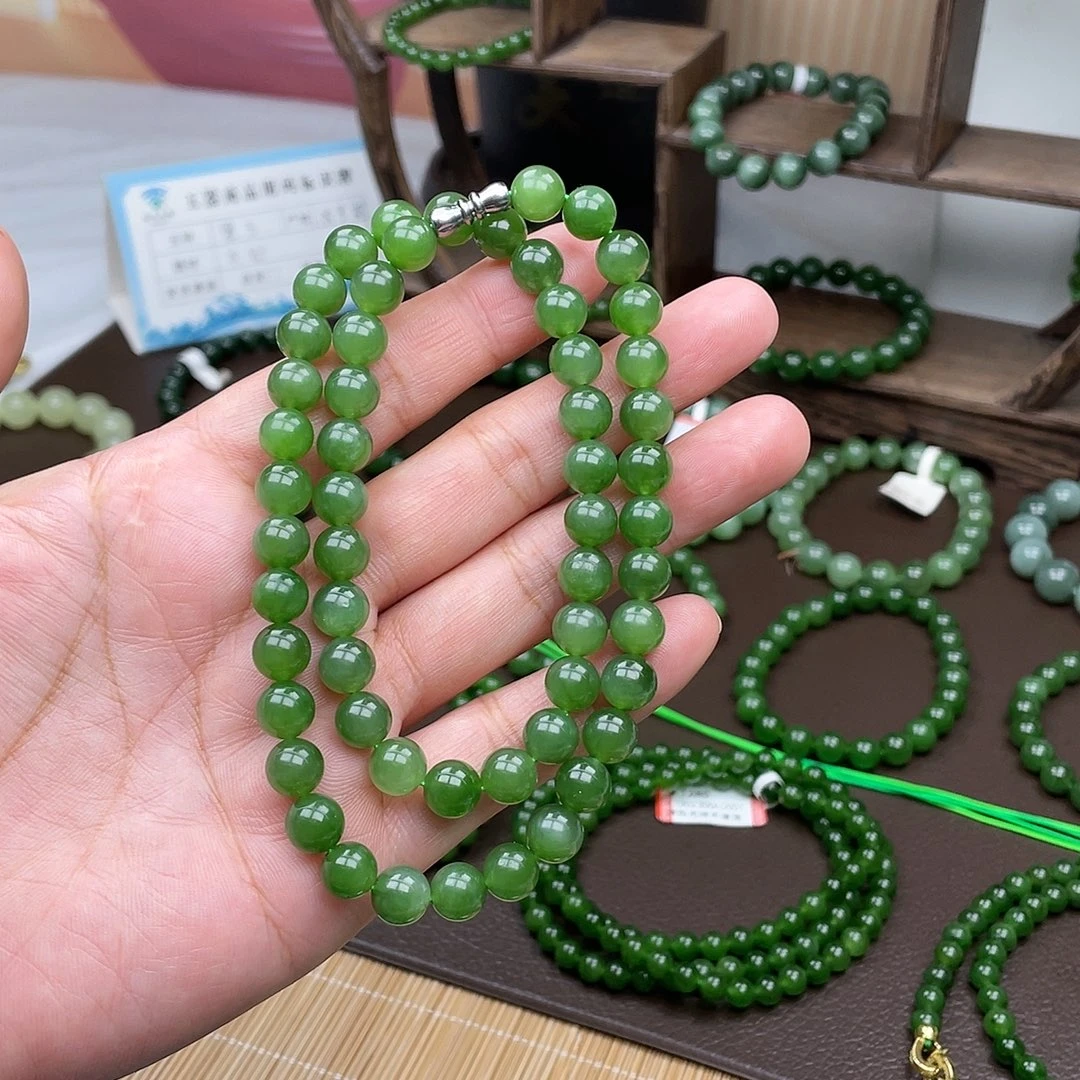 和田玉未镶嵌颈饰冰底起荧光卡8阳绿