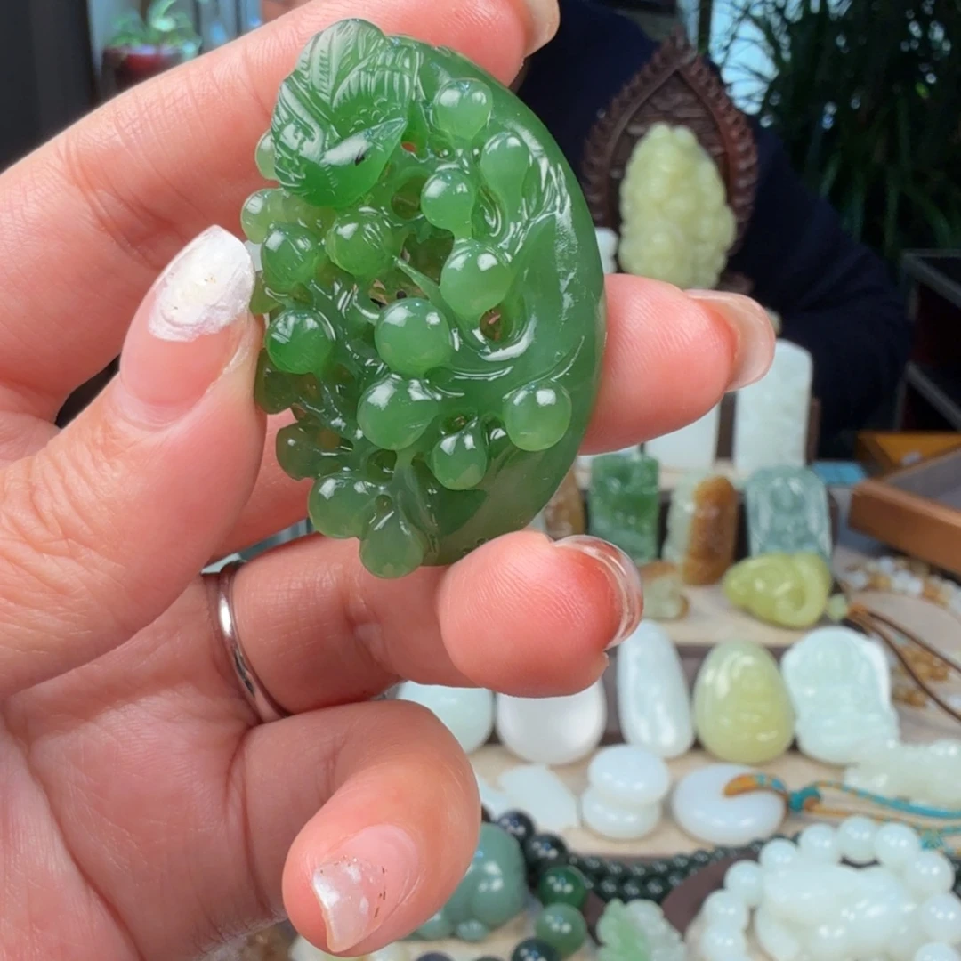 听***芥和田玉未镶嵌颈饰