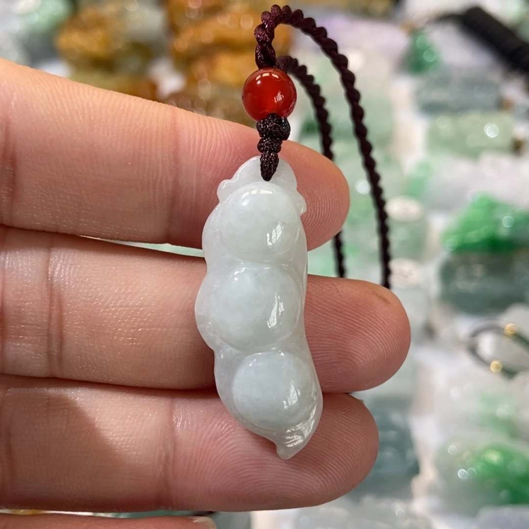 翡翠未镶嵌颈饰豆子