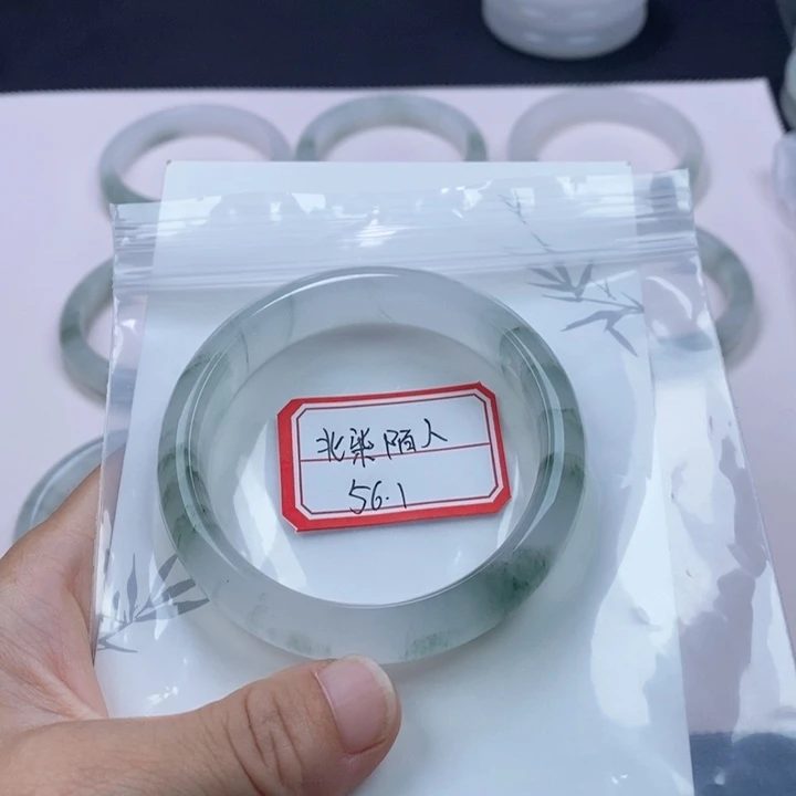 未镶嵌手镯石英质玉（非洲翠）
