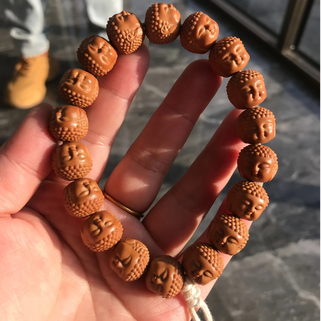 猴头核桃雕刻宝宝佛手持