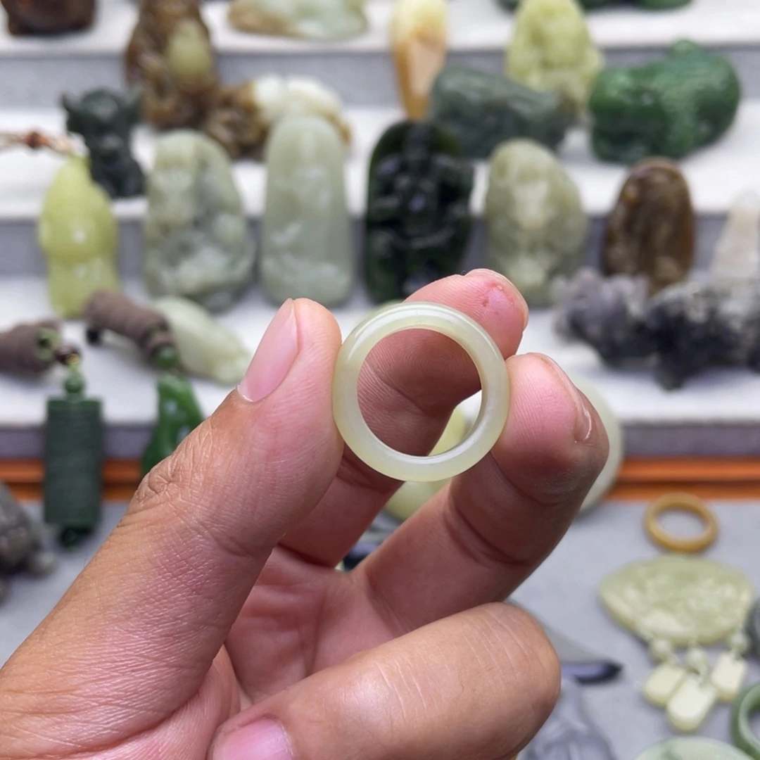 签***。和田玉未镶嵌颈饰