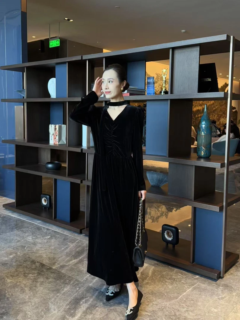 丝绒黑色显瘦V领高腰气质A字裙秋季褶皱法式长袖时尚连衣裙