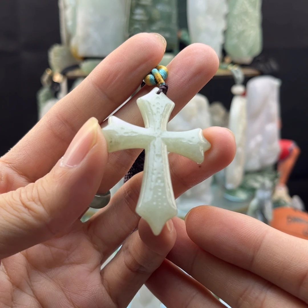 翡翠未镶嵌颈饰十字架