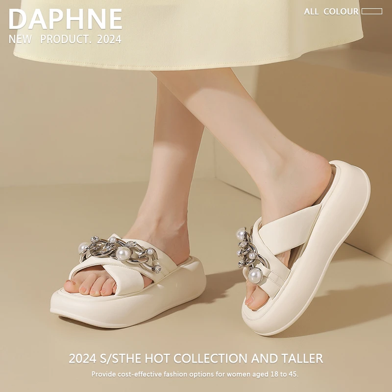 达芙妮外穿拖鞋女2025年夏季新款水钻高级感时尚厚底百搭一字凉拖