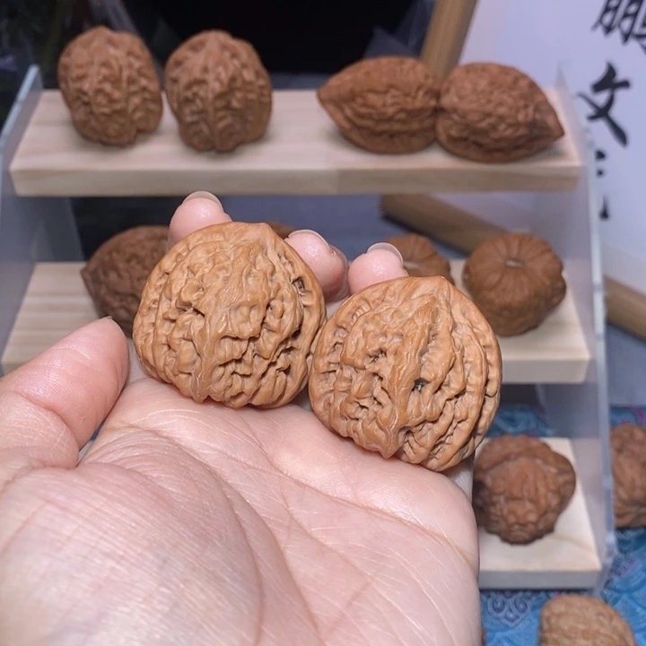 文玩核桃吊坠平谷九龙