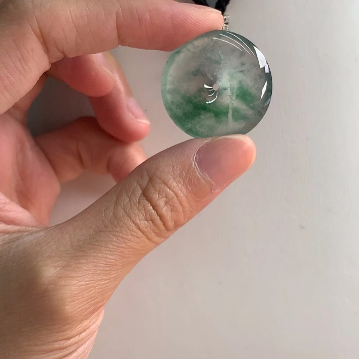 翡翠挂件未镶嵌…..