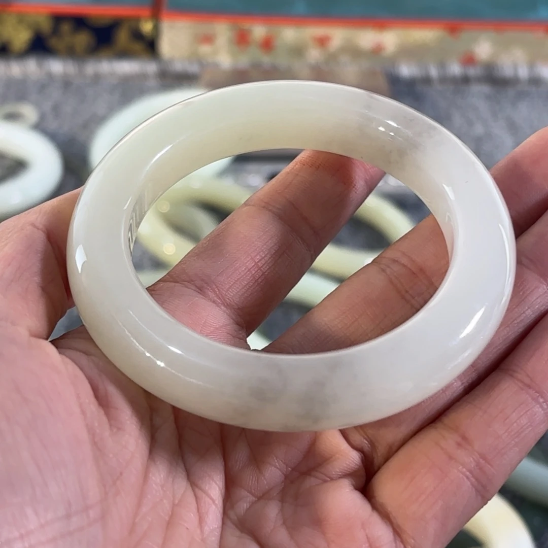 用***4和田玉（糖玉）未镶嵌颈饰