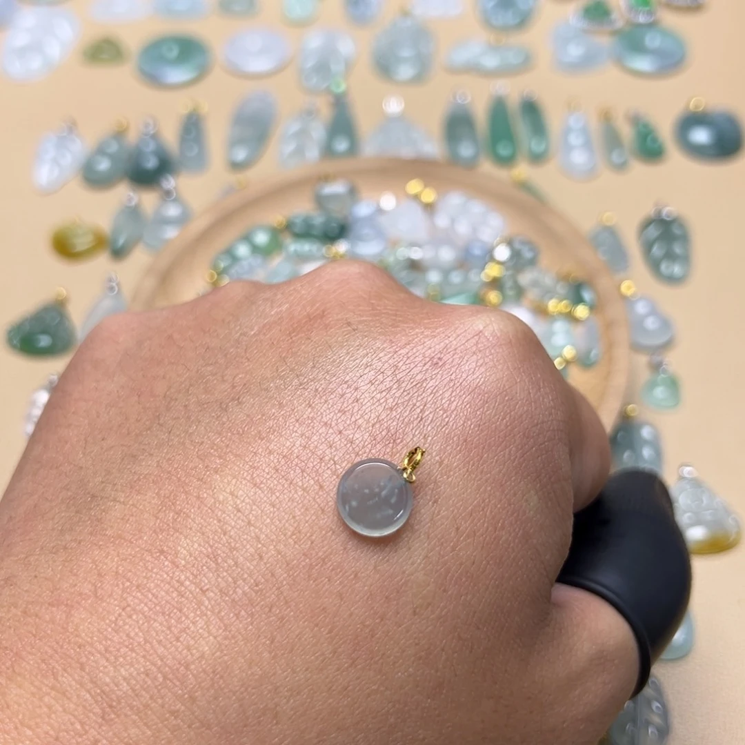 翡翠颈饰18K金镶嵌皮*圆牌