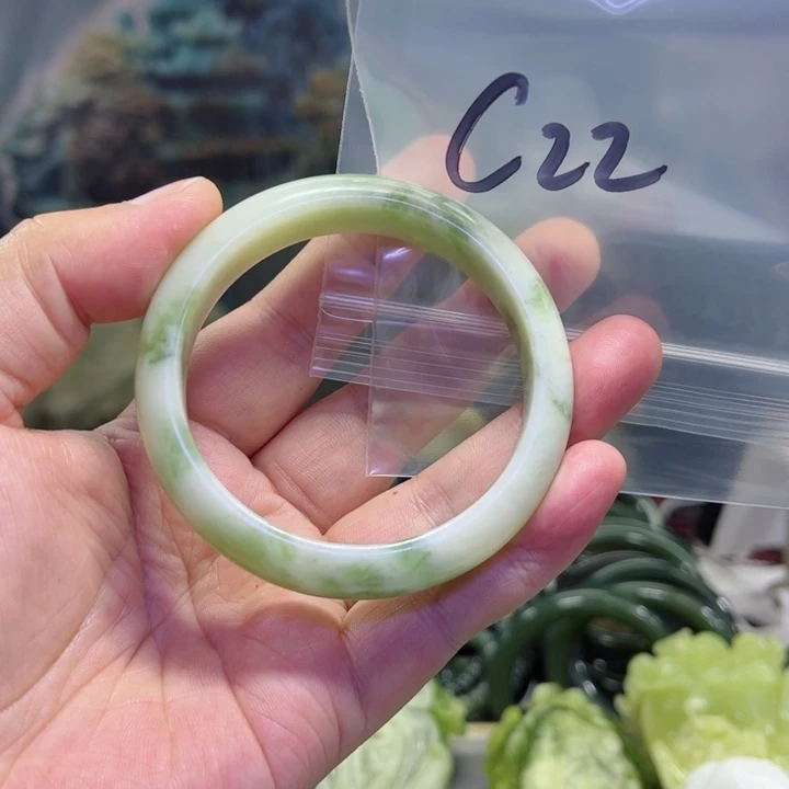 蛇纹石玉手镯未镶嵌招**子