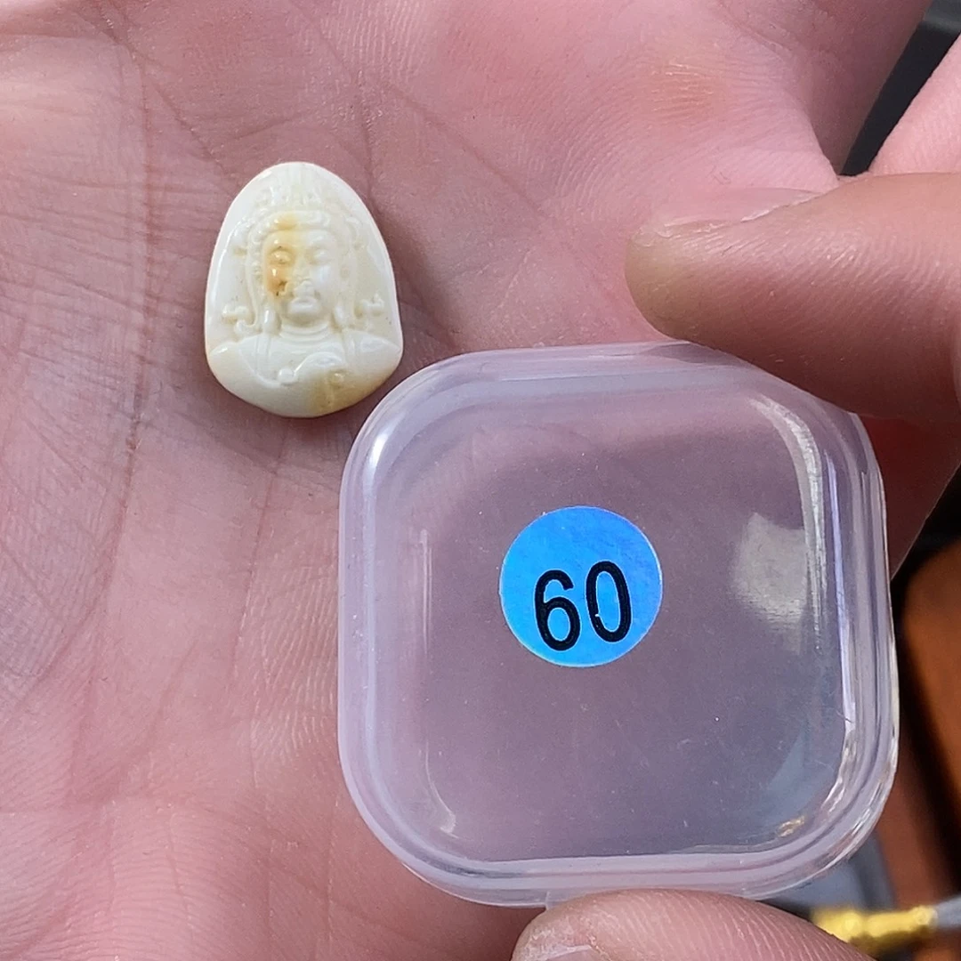 琥珀裸石未镶嵌观音
