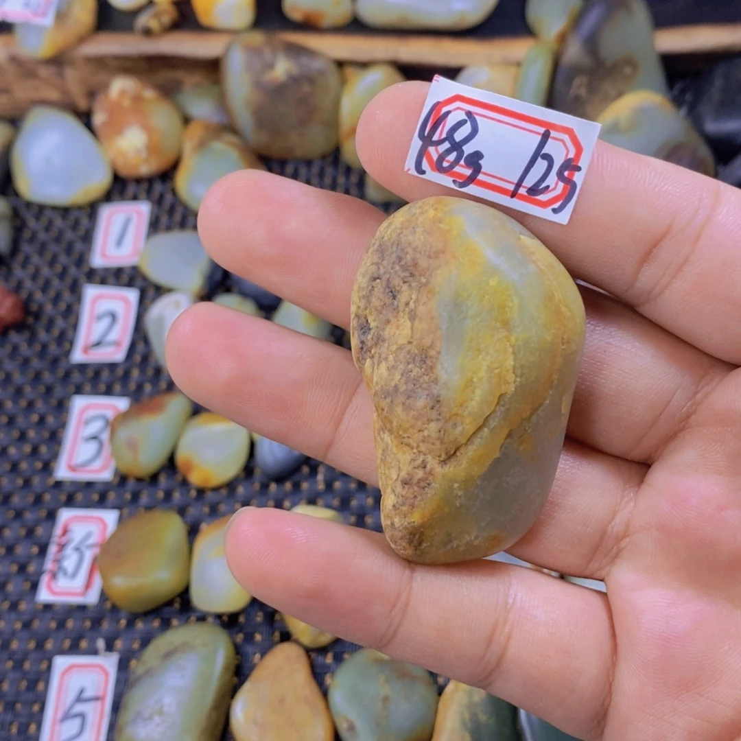 颈饰未镶嵌和田玉（糖玉）
