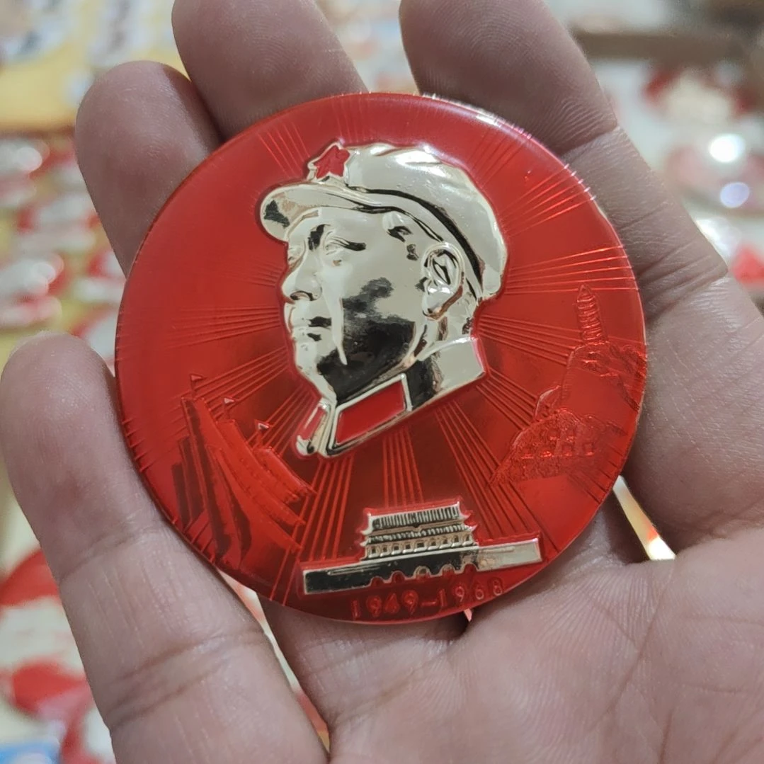 大***寒其他普通金属1圆形红色人物像章