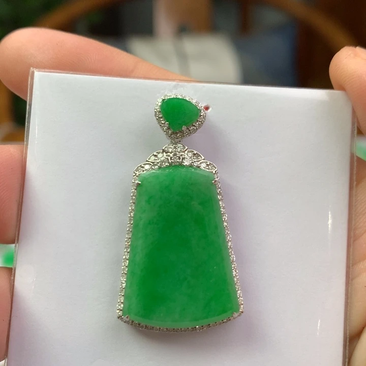 翡翠18K金镶嵌颈饰翡翠吊坠