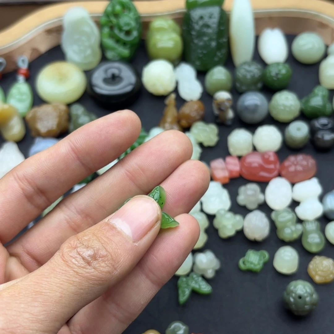 ****彤和田玉未镶嵌颈饰拍一发一