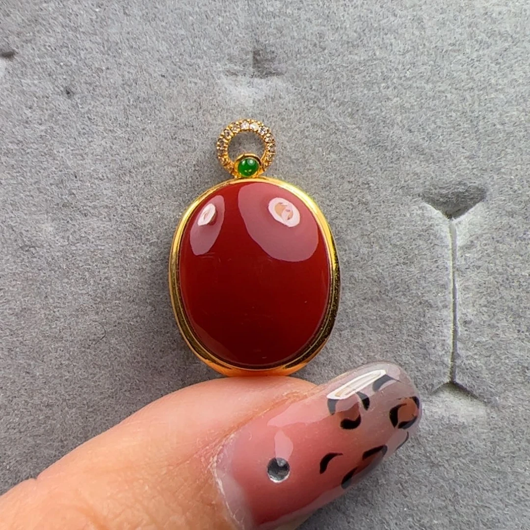 18K金镶嵌吊坠南红玛瑙
