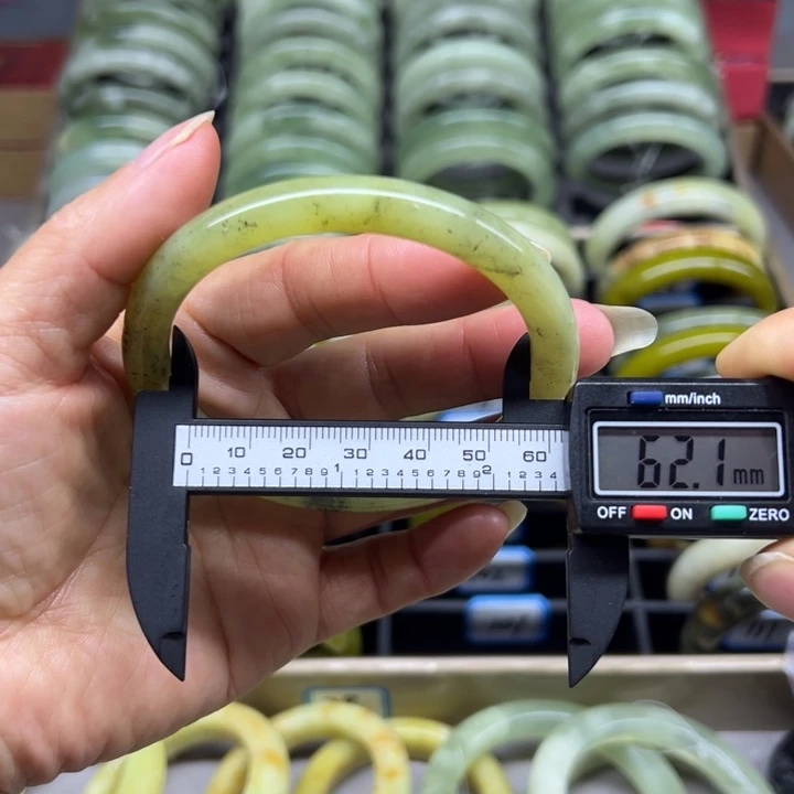 蛇纹石玉未镶嵌手镯106