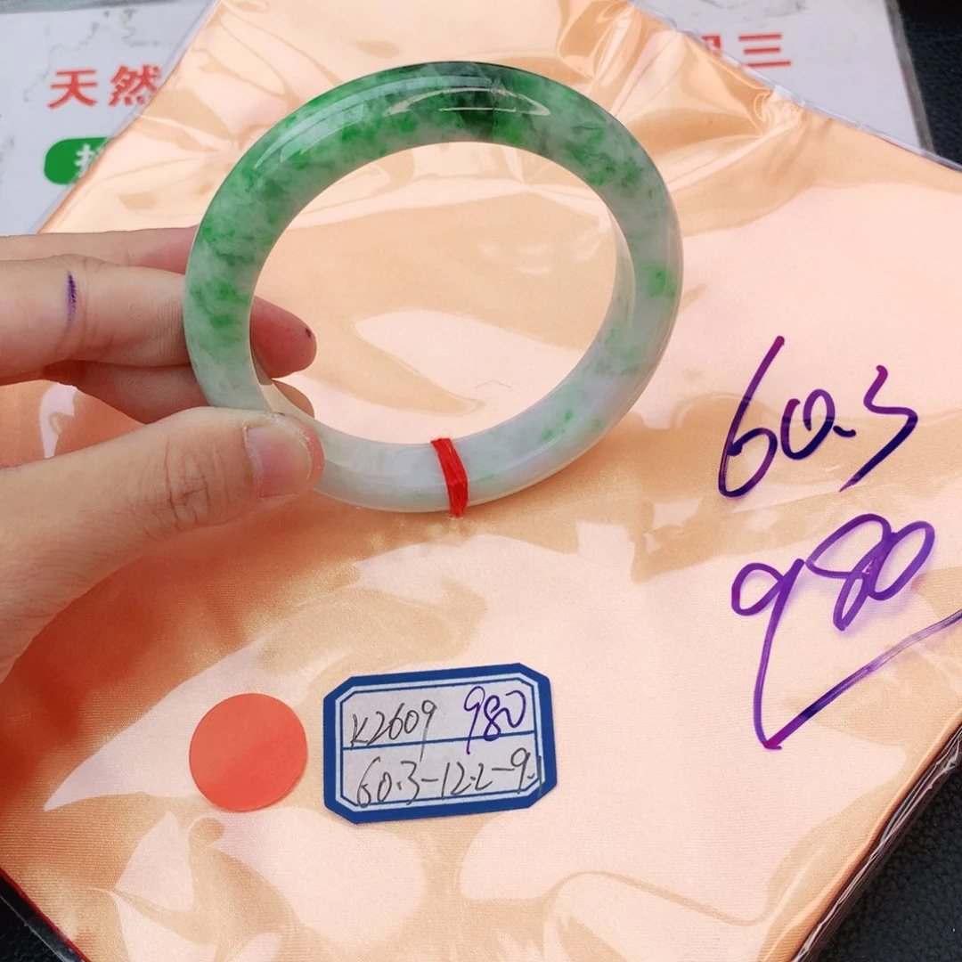 翡翠手镯未镶嵌翡翠