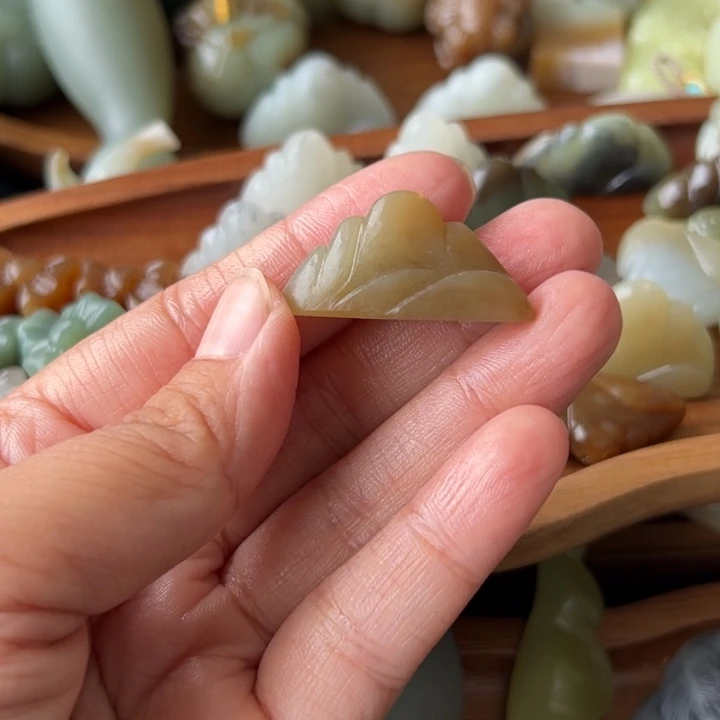 颈饰未镶嵌和田玉子*