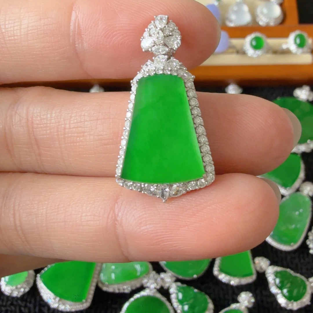 翡翠18K金镶嵌颈饰吊坠