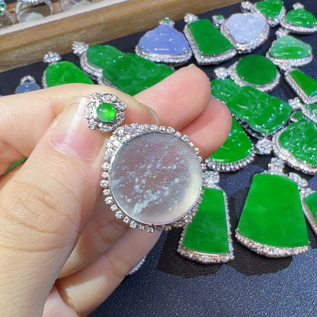 翡翠18K金镶嵌颈饰