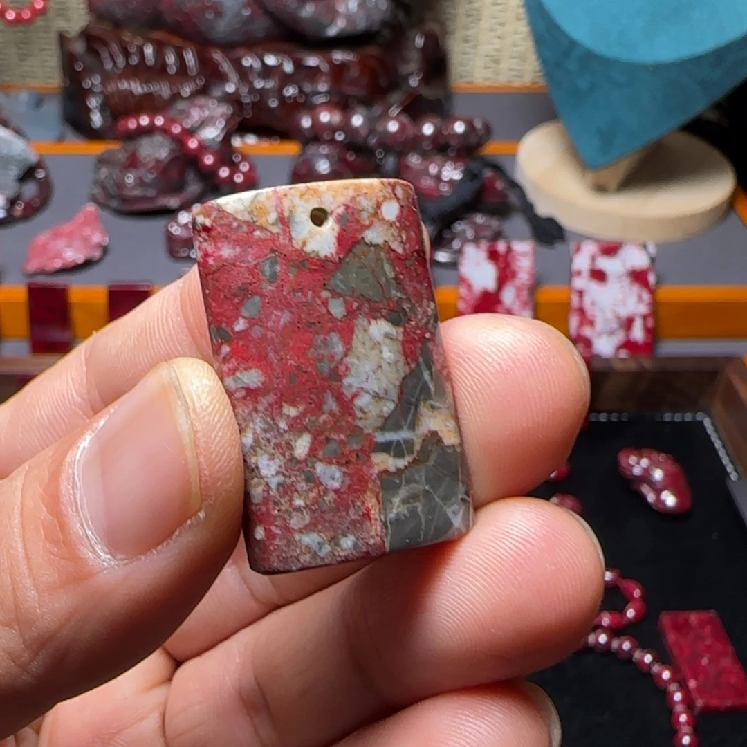 天然辰砂原矿吊坠牌