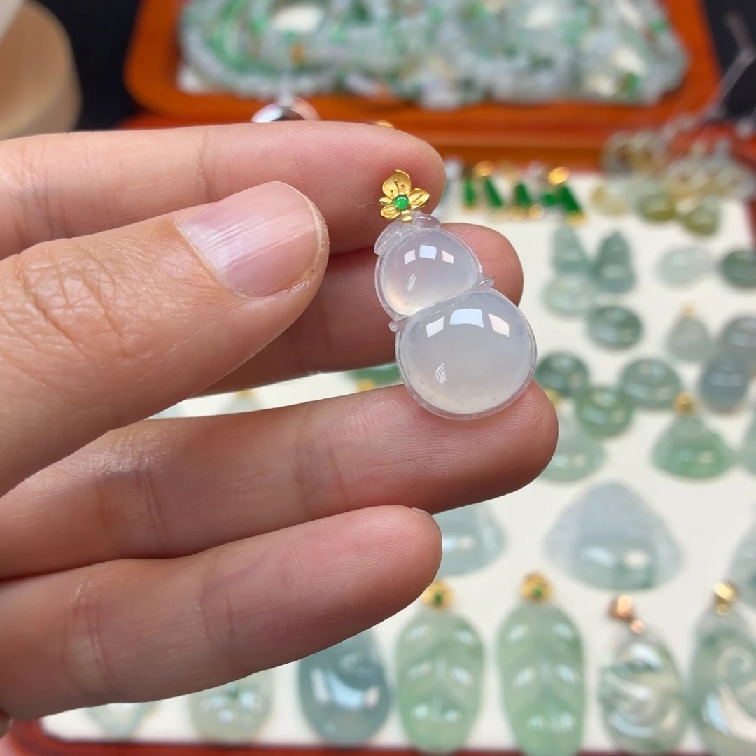 翡翠18K金镶嵌颈饰葫芦