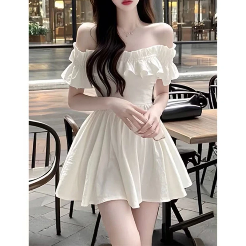 A2025夏季新款纯欲辣妹风气质一字肩短袖连衣裙白色木耳边裙子女
