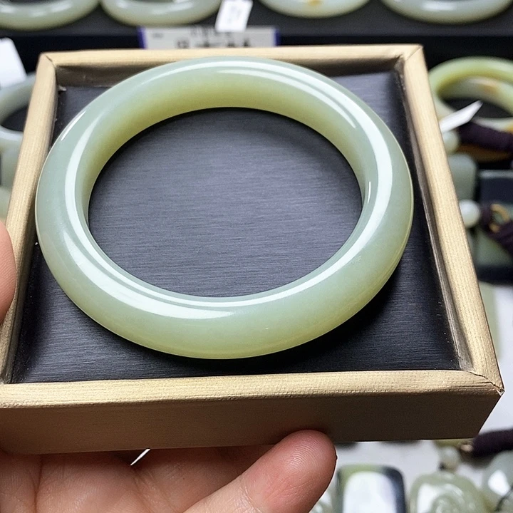 和田玉未镶嵌手镯