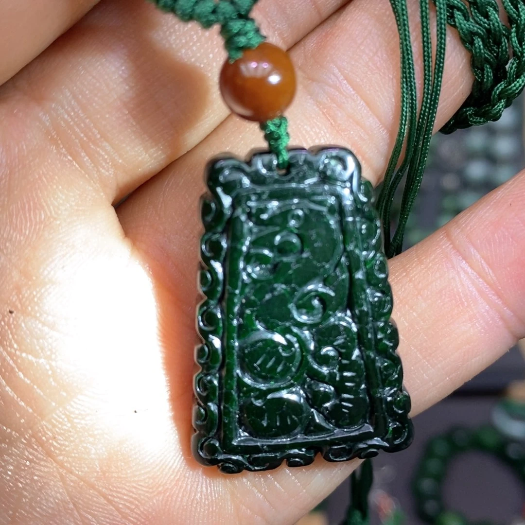 翡翠颈饰未镶嵌漂亮美眉