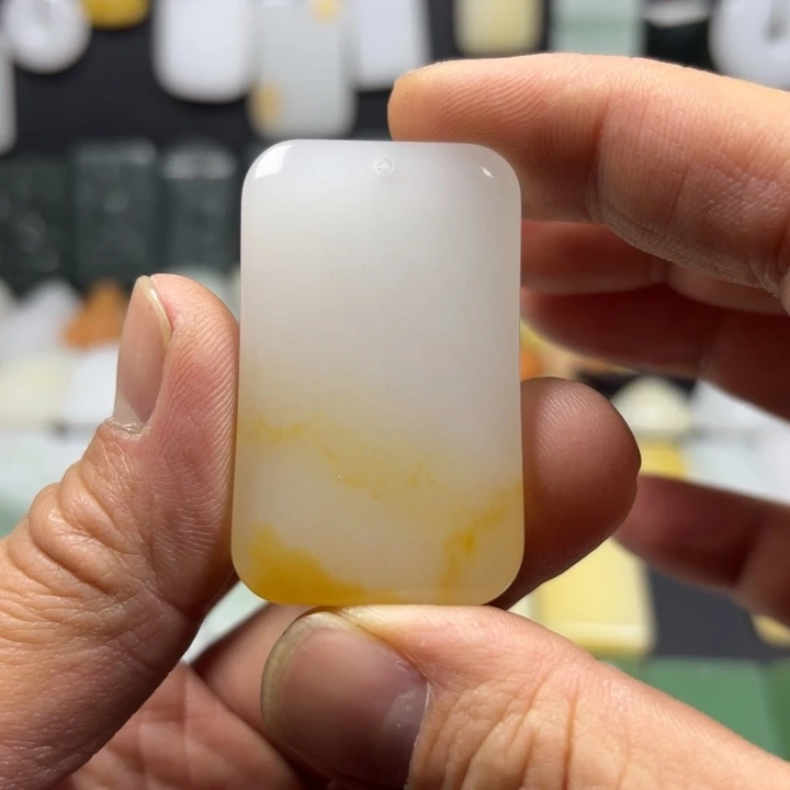 莉***》石英质玉（金丝玉）未镶嵌颈饰