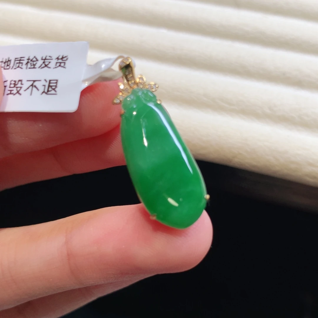 翡翠18K金镶嵌颈饰绿瓜