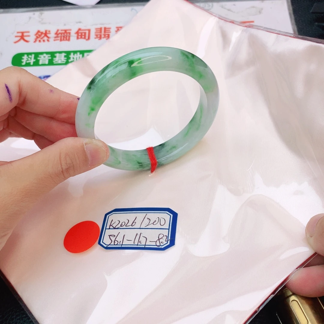 翡翠手镯未镶嵌翡翠