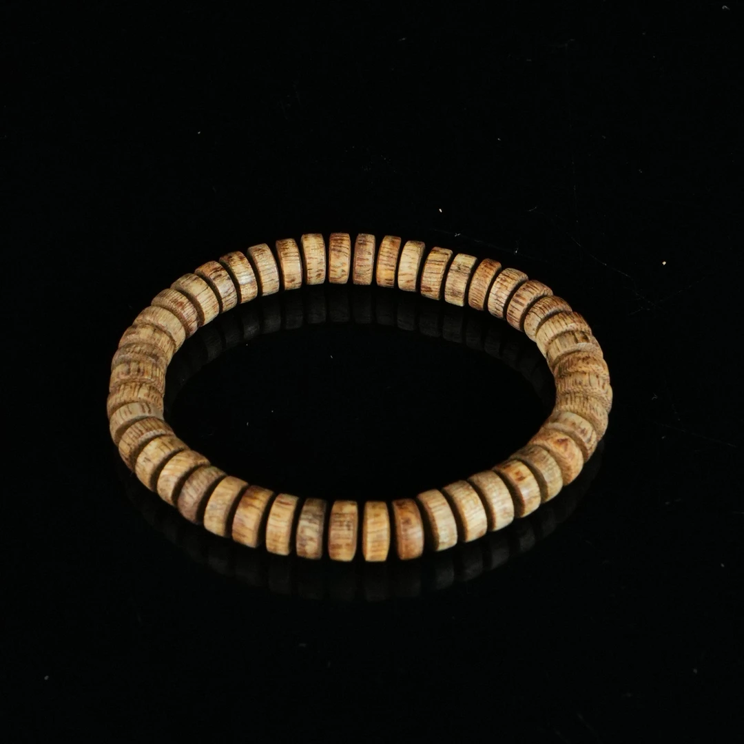 9779 马来西亚黄油软丝糖结药片珠沉香手串 0.83x0.43cm  4.78g