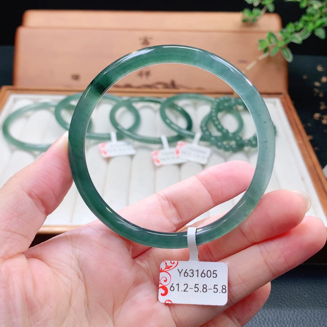 翡翠手镯（圆镯）未镶嵌