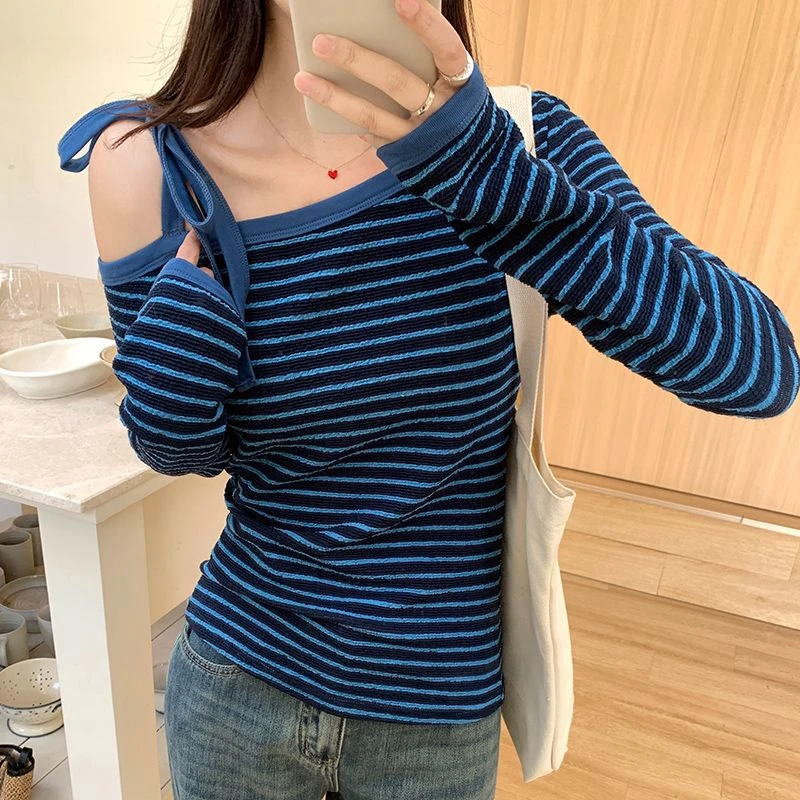 韩系蓝色撞色修身条纹斜肩绑带打底衫女早春设计感辣妹露肩上衣潮