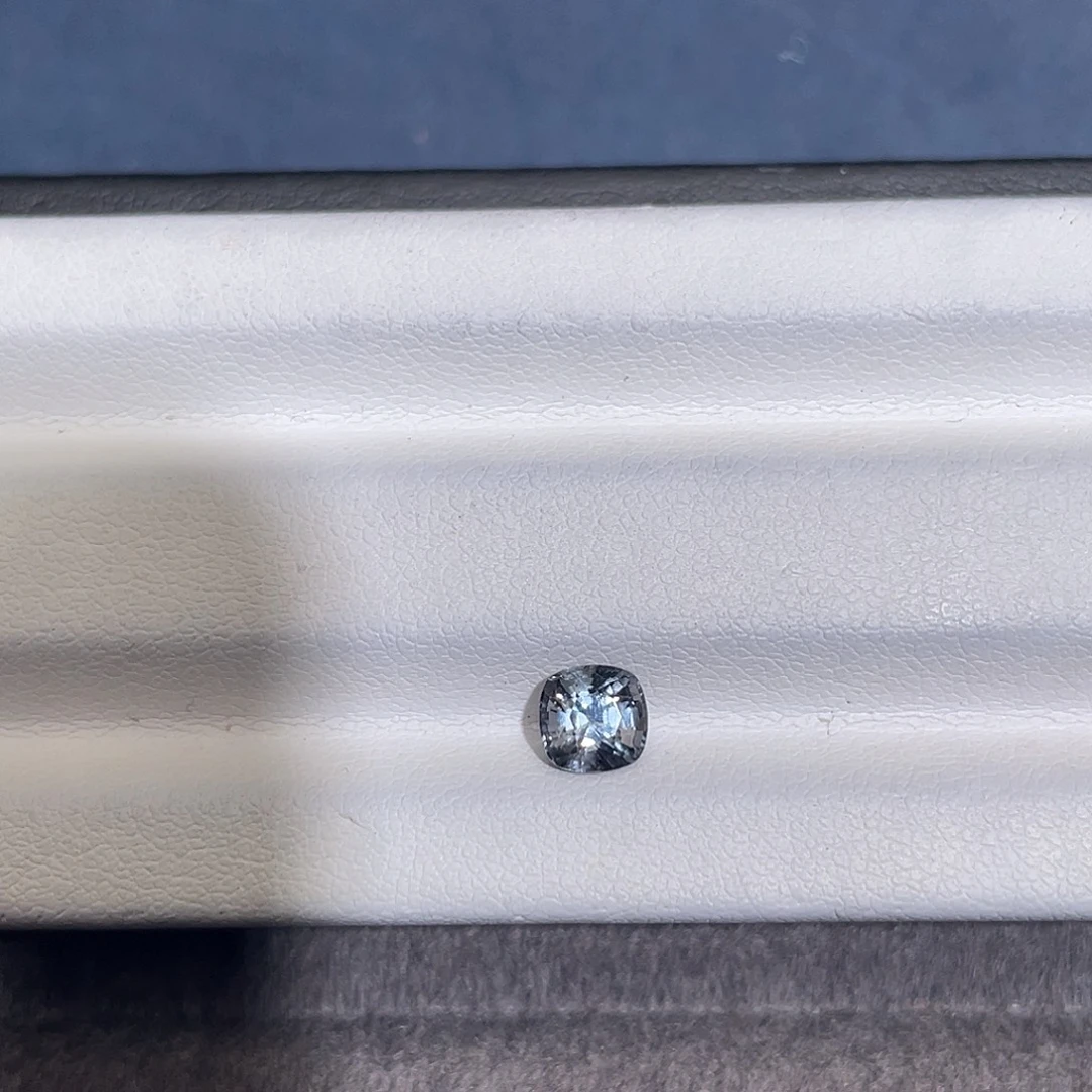 尖晶石裸石0.93ct缅甸金属灰