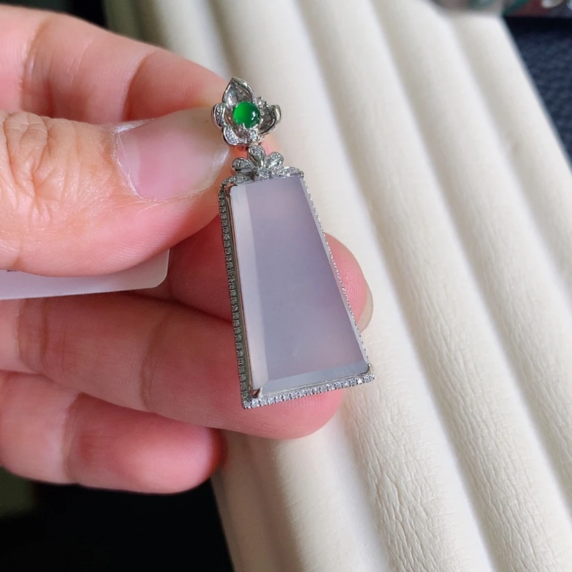 【闪购商品】翡翠18K金镶嵌颈饰无事牌