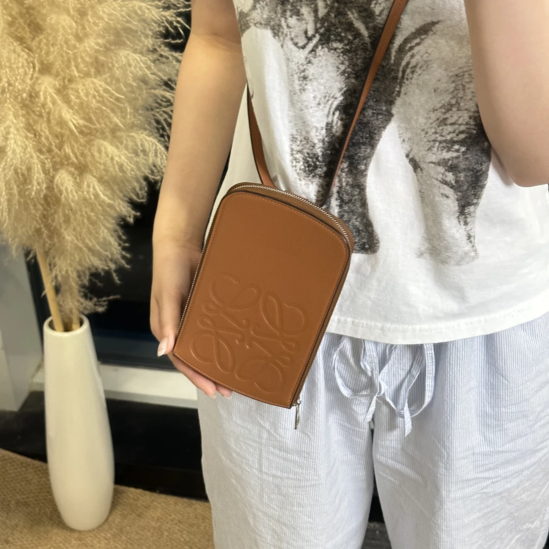 99新 LOEWE/罗意威 焦糖色正标斜挎手机包