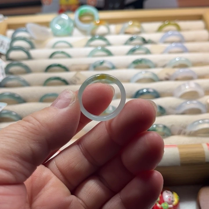 翡翠未镶嵌戒指蓝水