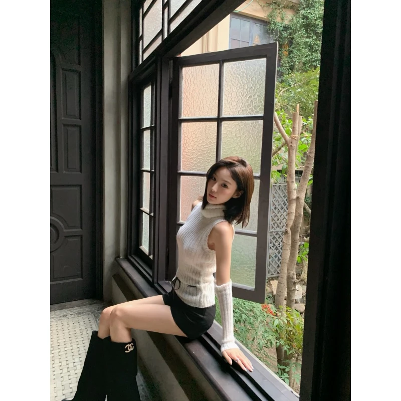 秋冬新款设计感高领修身显瘦气质针织背心高级感休闲显瘦短裤套装