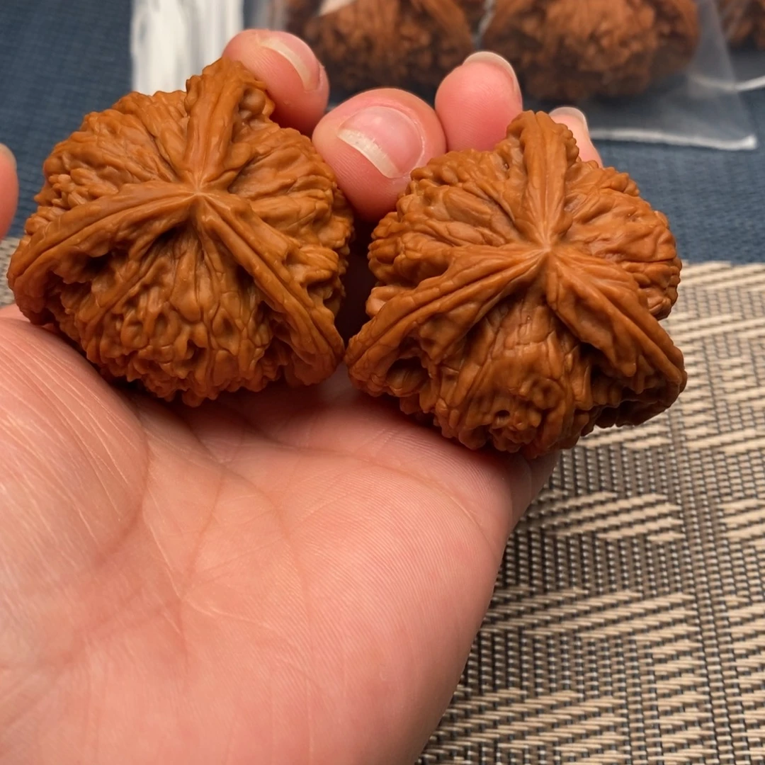 ****夸文玩核桃吊坠三棱