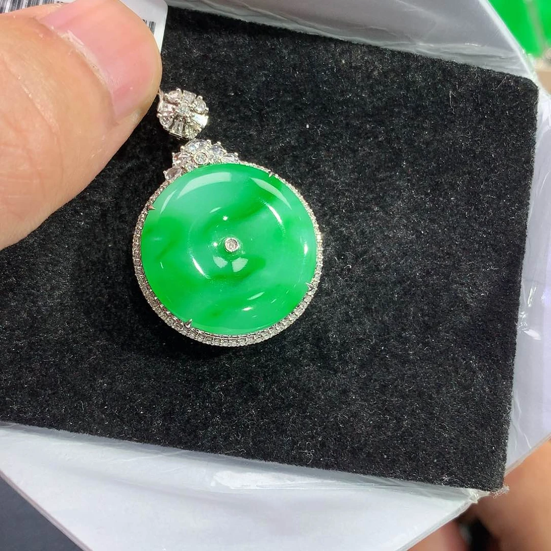 翡翠吊坠(赠链)18K金镶嵌