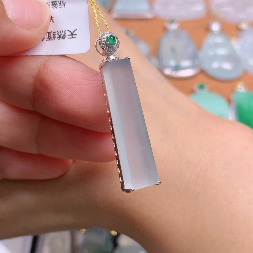 【闪购商品】翡翠18K金镶嵌颈饰无事牌